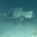 Više od 1.000 automobila pola veka leži na dnu mora: Tragična priča dovela do podvodne deponije