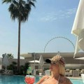 Šuškalo se da Srpkinji preti zatvor u Emiratima, a ona se sad skinula na plaži i ovako se baškari: ispija koktel, sunča se i…