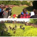 (Foto, video) Da li biste se usudili? Jurnjava niz strmo brdo, pa još za sirom, je pravi spektakl. Potez jednog takmičara se…