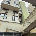 Tišina i muk ispred zgrade Bešlića u Sarajevu: Na vratima zalepljena umrlica: “Sejda se mnogo mučila otkako…”
