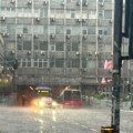 RHMZ se upravo oglasio hitnim upozorenjem na nevreme! Oprez zbog jakih pljuskova, padaće i grad, u Beogradu već grmi i pljušti…