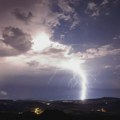 Grom udario ženu dok je nosila suncobran na plaži na Krku