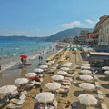 Misteriozni crni objekat isplivao na plažu, odmah aktivirana policija - niko ne zna odakle je stigao