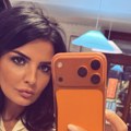 Milena Popović u pocepanim farmerkama pozira Ispod bele košulje joj se nazire i brusthalter: Usijala mreže urbanim stajlingom…