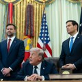 Tramp ponizio najbližeg saradnika, njegov izraz lica govori koliko je bilo neprijatno!