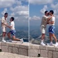 O veridbi gej para u Crnoj Gori priča ceo Balkan! Zaprosio ga na vrhu Njegoševog mauzoleja, haos u komentarima! (video)