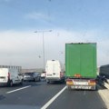 Plamen progutao ceo jedan automobil: Drama na autoputu „Miloš Veliki“