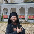 Pohvalio se i susretom sa abazovićem Lažni albanski sveštenik provocirao ispred Cetinjskog manastira