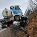 Stravična saobraćajna nezgoda u Sremskoj Kamenici, kamion smrskao auto (FOTO)
