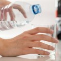 Rezultati nove studije naterali istraživače da piju česmovaču: Koliko plastike popijemo u litri flaširane vode