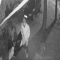 Ako vidite ovog čoveka, odmah u policiju! Nadzorne kamere snimile muškarca: Upao u kuću bračnog para u Beogradu i…