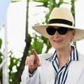 У осмој деценији покорила Азурну обалу: Мерил Стрип у белом оделу одржала час елеганције