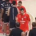 Šta im bi? Trojica košarkaša Partizana nisu hteli da se pozdrave sa igračima Zvezde (video)