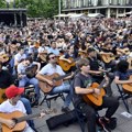 На Тргу свирало 1.000 гитариста: На бини у центру града одржан спектакуларни "Концерт за рекорд"
