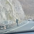 Točkovi se iskrivili, lim zgužvan Silovit sudar kod Užica, delovi rasuti svud po putu, saobraćaj usporen (foto, video)