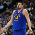 VIDEO Ni petorica mu ne mogu ništa: Jokić ispisao nove stranice NBA istorije, ovakvi potezi zatekli sve