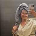 Mirka Vasiljević (34) sa peškirom na glavi krenula na snimanje: Ispozirala u miniću u liftu i opalila selfi