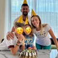 FOTO Svi se pitaju gde je nastala slika Novaka sa porodicom: Tara spremila iznenađenje za mamin rođendan