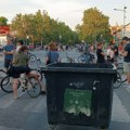 I večeras u 19 časova studenti u blokadi i građani koji ih podržavaju stali na raskrsnice; Kontejneri na prelazima, pešaci na…