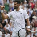 (Video) Novak Kosi vimbldonsku travu i peva čuvenu pesmu Đoković dobro raspoložen pred meč sa Sinerom