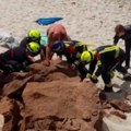 (Video) Stena pala na bebu na plaži i ubila je: Dvomesečna devojčica stradala u naručju oca, porodica traži pravdu od španske…
