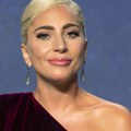 Lejdi Gaga imala peh na nastupu u Las Vegasu: Pritekla u pomoć kamermanu, pa se isklizala i pala VIDEO