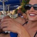 (Foto): Pevačica ima 48 kilograma i pločice na stomaku: Slikala se pored bazena u šljokičavom bikiniju - zategnuta kao strela…