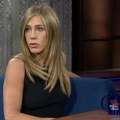 Dženifer Aniston zgrozila obožavatelje poslednjim pojavljivanjem: Zameraju joj da je premršava, jedva hoda niz stepenice (foto)…