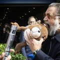 Rasel Krou se oglasio nakon scene ispred hotela: Fanovi ga čekali za autograme, on zavodio red kao u vojsci