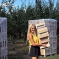 U miniću i gumenim čizmama, voditeljka umesto luks letovanja otišla na selo: Pokazala i zgodno telo na njivi