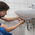 Vodoinstalater pokazao iznenađujuće jednostavan trik za čišćenje zapušenog odvoda u kupatilu i ljudi su oduševljeni - štedi i…