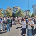 Protest ispred Mašinske škole u Novom Sadu: Roditelji traže da se profesori Jovine gimnazije vrate na posao