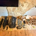 (Foto, video) Bombe, automatske puške i torbe pune municije! Beograđanin uhapšen sa arsenalom oružja: Policija upala u kuću i…