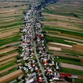 U ovom selu 5.300 ljudi živi u jednoj ulici dugoj 9 kilometara: Do komšija moraju da pešače satima, nemaju javni prevoz ni…