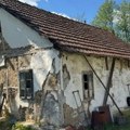 Fasada opada, zidovi popucali, krov jedva stoji: Glumac podelio kadrove istrošene porodične kuće na Zlatiboru