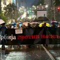 Po kiši protestna povorka od Skupštine Srbije na blokadu auto-puta kroz Beograd