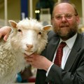 Preminuo "otac" ovce Doli: Naučnik koji je klonirao prvog sisara ikada umro u 79. godini