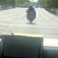 Snimak koji je oduševio beograđane: Policajac pomogao povređenoj devojčici da stigne u bolnicu iako je grad bio zatvoren…
