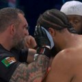 Uznemirujući prizor! Zastrašujuća povreda oka poznatog boksera: Krv lila na sve strane, sudija odmah prekinuo borbu! (video)