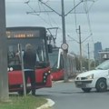 Hit snimak iz bloka 45: Vozač gradskog prevoza postao "saobraćajac" i Beograđani mu aplaudiraju na ovom potezu! (video)