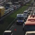 Noćas intervenisala beogradska hitna pomoć Na Miljakovcu autobus izleteo sa puta, dve osobe lakše povređene
