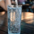 NOVA STUDIJA: Zbog nanoplastike flaširana voda "gubi" konzumere