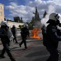 Gori grčka: Zapaljena vozila ispred univerzitetskog kampusa, besne protesti zbog izjednačavanja privatnih i državnih…