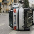 Automobil prešao preko otvorene šahte, pa završio na boku Na svu sreću, nema povređenih (foto)