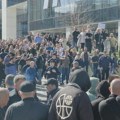 „Blokada zgrade televizije N1 je odgovor državnih zvaničnika“: Mladen Savatović o vezama vlasti i protesta u Pionirskom parku…
