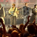 Deca čuvaju nostalgiju roditelja: Koncert "Bijelog dugmeta" s predgrupom "Crvna jabuka" u čuvenoj pariskoj "Olimpiji" (foto…