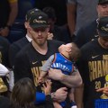 VIDEO Slađe od ovoga ne može: Tata postao šampion NBA, on zaspao tokom ceremonije