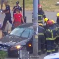 Prve slike nesreće kod ušća: Povređeno petoro mladih, bmw se zakucao u banderu: Hitna, vatrogasci i policija oko smrskanog…