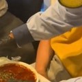 Šokantna scena u restoranu Probao najljuće jelo na svetu, a onda je usledio horor - ko ovo preživi ne plaća večeru! (video)…
