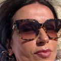 Snežana Dakić u vojničkom kupaćem: Bujne grudi u prvom planu, a pokazala i svoje pravo lice izbliza